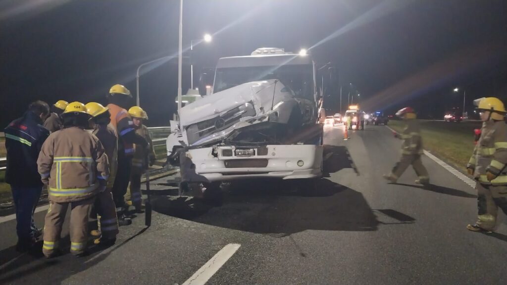 Derrame de combustible tras el choque de dos camiones en la autopista ...