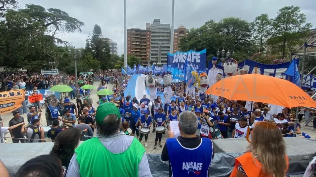 Comenzó el paro de 48 horas de estatales, docentes y médicos en Santa ...