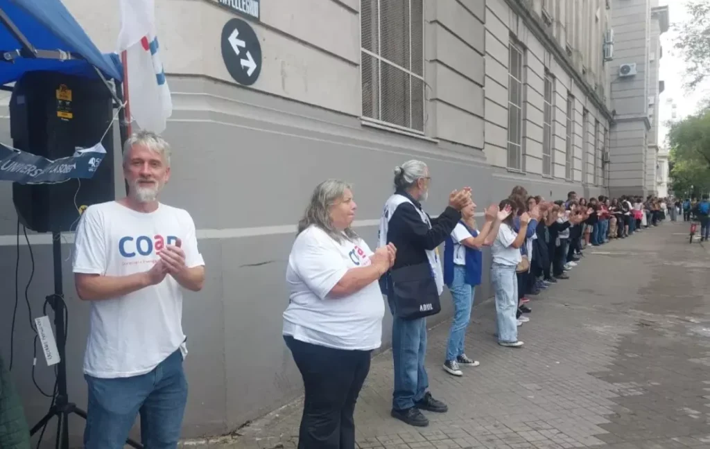 Los docentes de la UNR profundizan el reclamo con un paro de semana ...